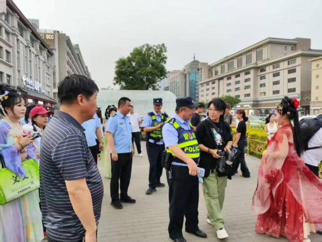 钟鼓楼下粽叶香，莲湖公安护安康