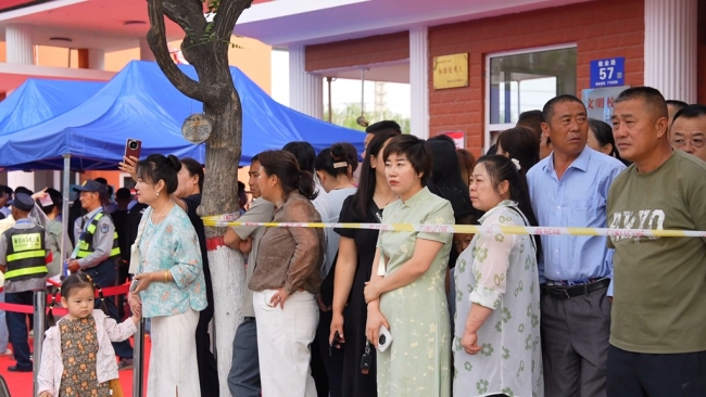陕西神木：高考大幕拉开 家长满怀期待送考