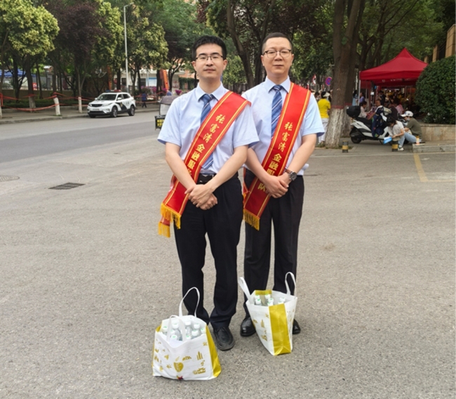 建行宝鸡瑞丰上城支行张富清金融服务队高考送清凉 服务显担当
