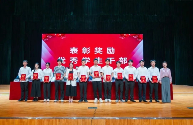 全体校领导为获奖学生代表颁发了荣誉证书与奖牌