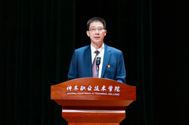 副校长李建法宣读优秀实习生奖励决定