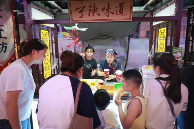  秦岭夏夜沸腾！宁陕两镇“斗艺”村光大道 西安游客组团打卡