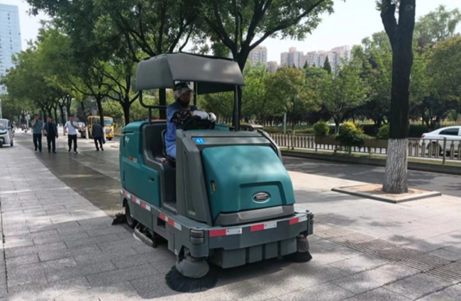 西安经发城服全力保障环卫工人高温作业安全