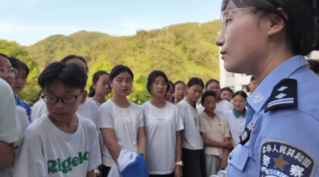 6月17日，“警花花”禁毒法治宣传队负责人柯雯为学生们讲解毒品的特点。
