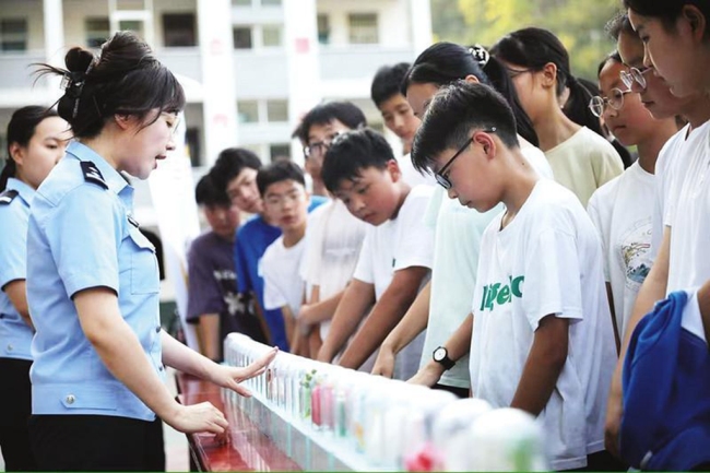 6月17日，“警花花”禁毒法治宣传队负责人柯雯为学生们讲解如何识别毒品。