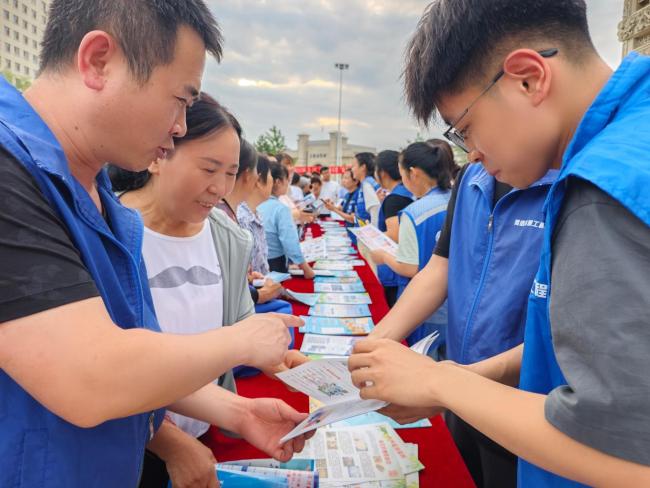 中国电信子洲县分公司工作人员为群众解读防范手册问题