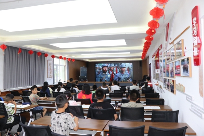 陕西神木市鸳鸯塔社区开展纪念七七事变观影活动