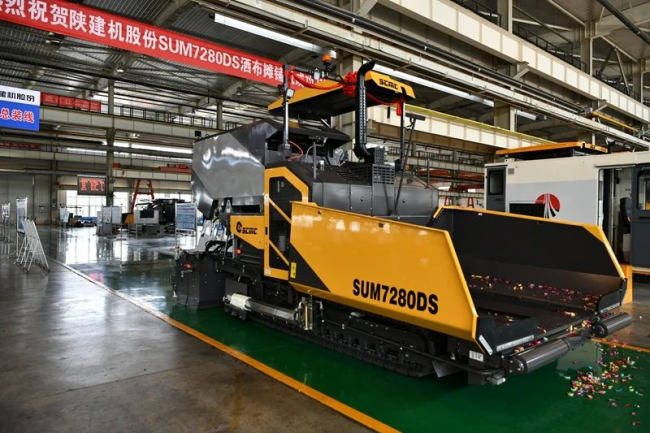 陕建机股份首台SUM7280DS洒布摊铺机成功下线