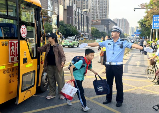 西安经开区“硬核”护航开学季暖心守护校园安全