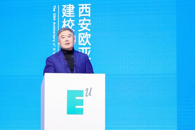 陕西省高等教育学会会长、西北大学原校长郭立宏对欧亚表示祝贺