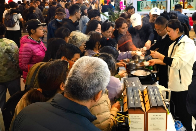 吴堡手工空心挂面在品鉴区广受赞誉，吸引众多观众围观。