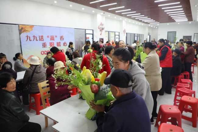 宜园社区开展“九九送‘蔬’香,重阳暖心房”活动情暖辖区老人