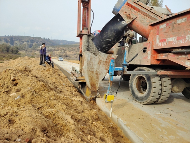 府谷县:织密通村“公路网” 系牢村道“安全带”