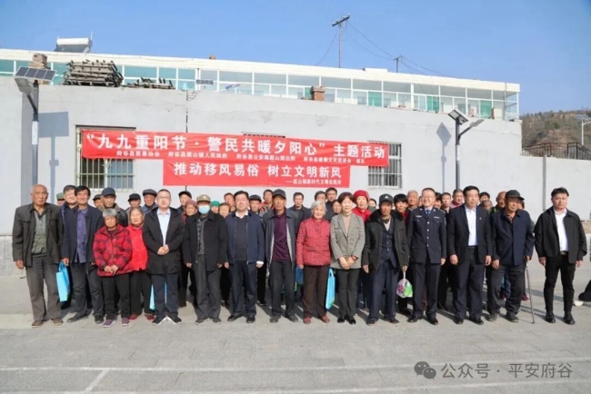 府谷公安：重阳慰问 守护“银发”安康