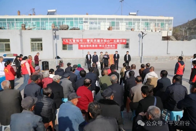 府谷公安：重阳慰问 守护“银发”安康