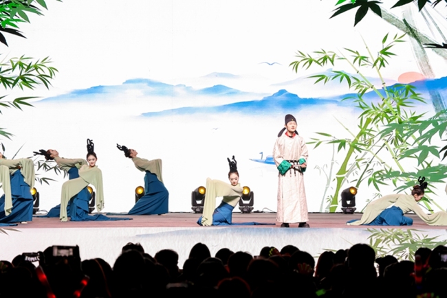 西安建筑科技大学华清学院举行“华清·我的大学”2025年迎新晚会