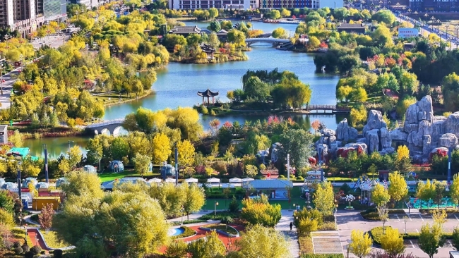 陕西神木滨河新区秋色如画 邂逅诗意生态美景