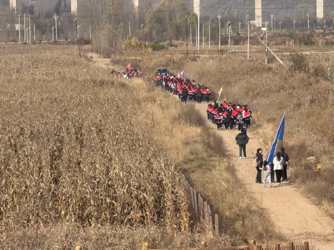 掰玉米、操控无人机——神木学子田间解锁“智慧农业”