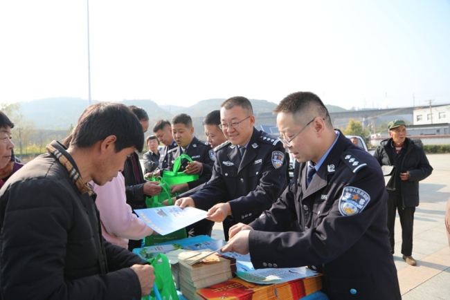 陕西府谷县公安局:重阳慰问 守护“银发”安康