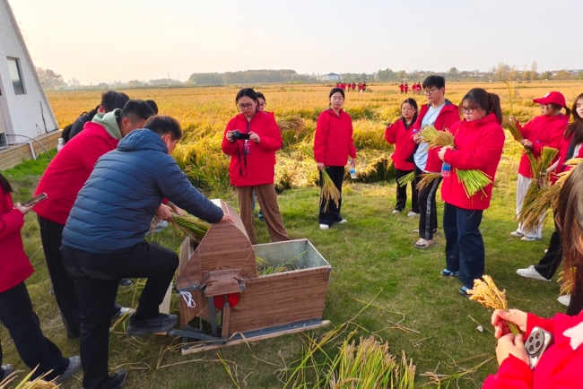 西安建筑科技大学华清学院：走出教室，触摸稻田
