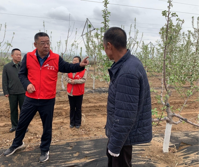 高成平给李引田指导果树种植