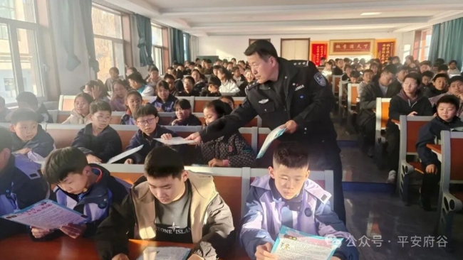 交通安全“进校园” 守护学生平安出行路