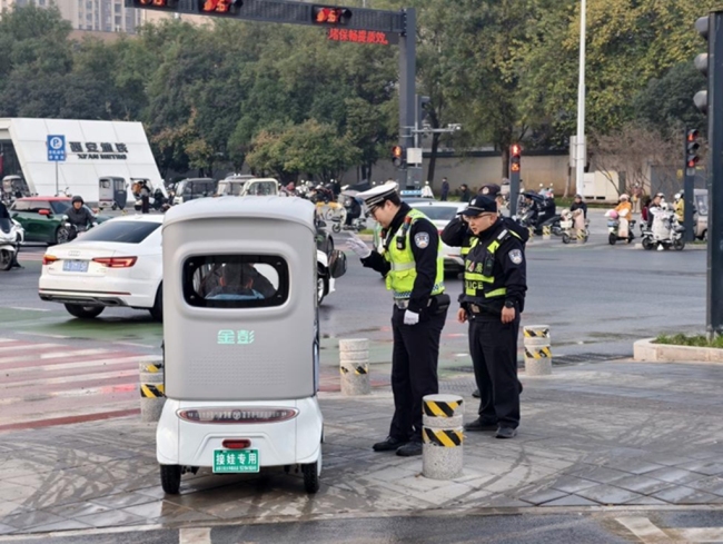 西安经开区开展两三轮车非法载客专项整治行动