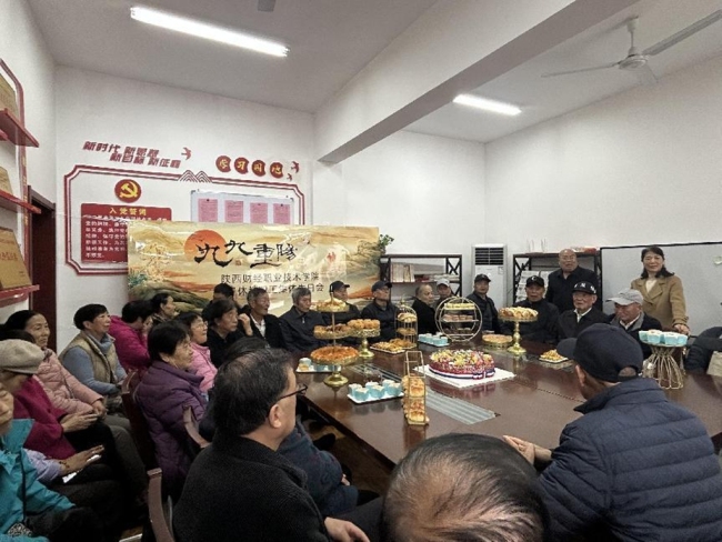 粉笔灰落，陕财职院温情守望银发师者