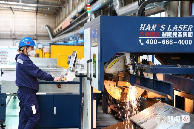 神东设备维修中心工作现场。