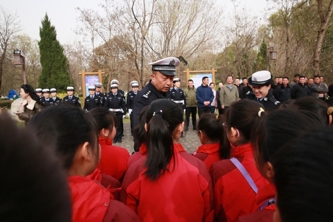 宝鸡眉县两级交警联合开展交通安全主题宣传活动