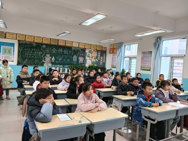 与法“童”行 护航成长 府谷法院“法治课”走进第四小学