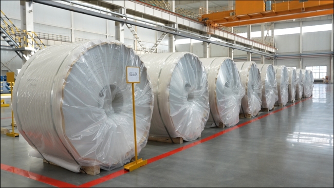 年产43万吨铝基新材料项目一期生产车间内堆放整齐的铸扎带材