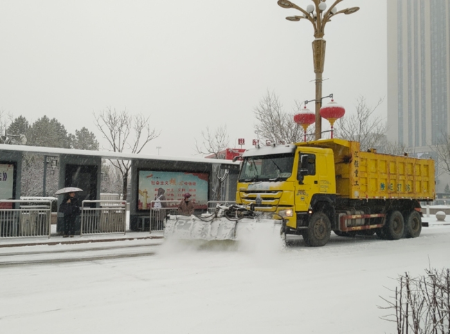 陕西神木：浴“雪”奋战保畅通 环卫工人清雪忙