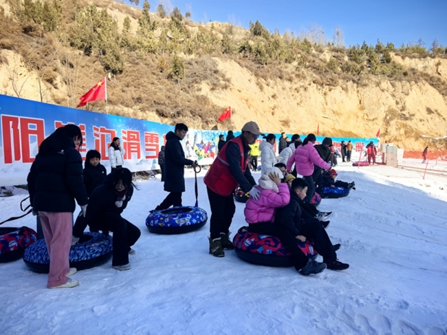 冰雪逐趣暖意浓 神木市滑雪场掀起冬日运动热潮