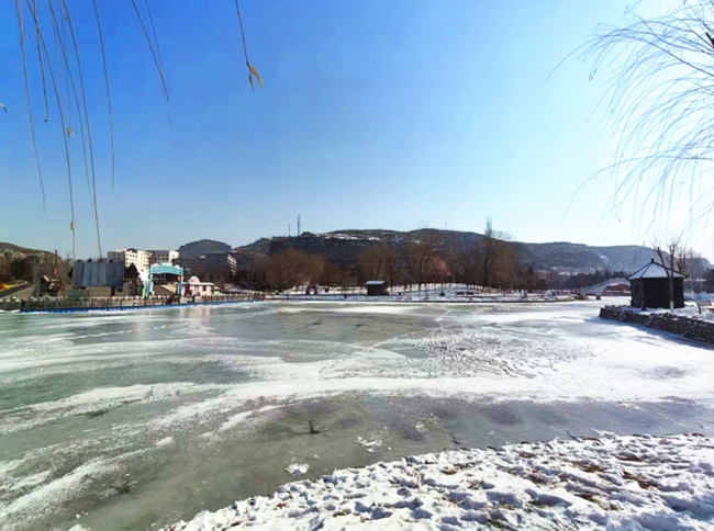 陕西神木：滑冰趣虽浓 安全莫“打滑”