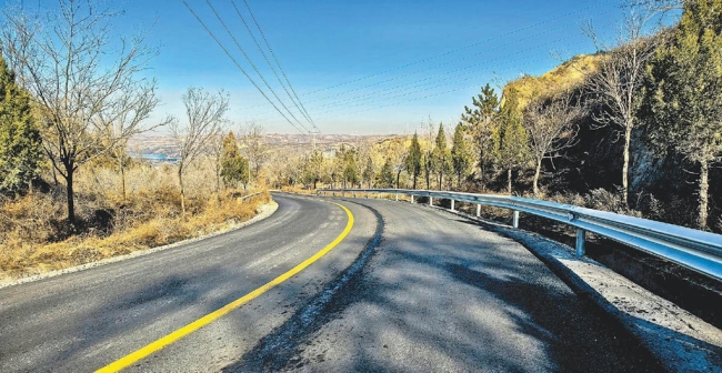 乡村道路通到家门口。