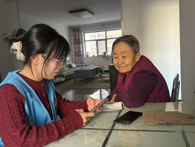 陕西神木市新元社区：网格服务“零距离” 为独居老人炒出“幸福味”