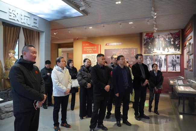 西安市工商联副主席、建筑安装协会会长王治皓组织会员赴陕西省政协文史馆参观