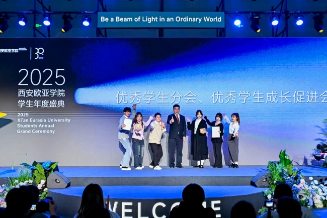 校长助理赵军镜副教授为优秀学生分会、优秀学生成长促进会颁奖