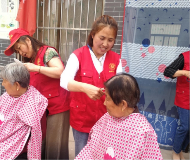 黄河岸边的“暖心红”——陕西佳县“合力暖银龄”志愿者屈红艳