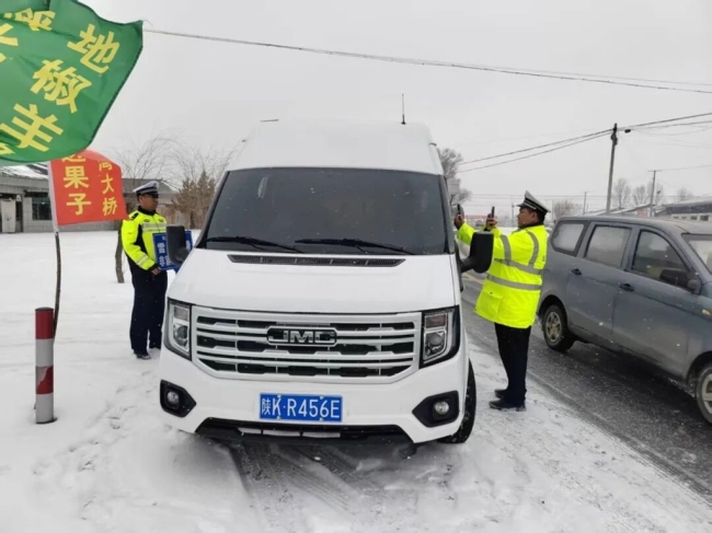 陕西靖边公安交管大队：雪中行 雪中情