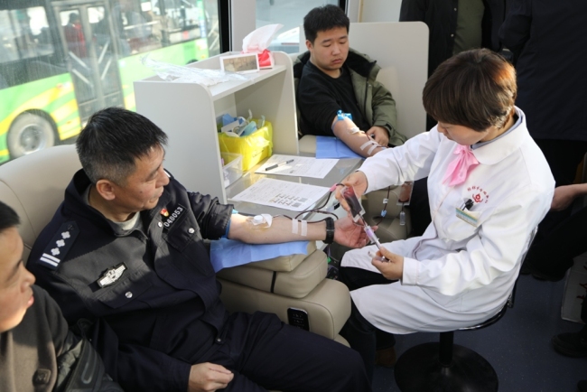 陕西府谷县公安局：无偿献血 暖冬践行初心