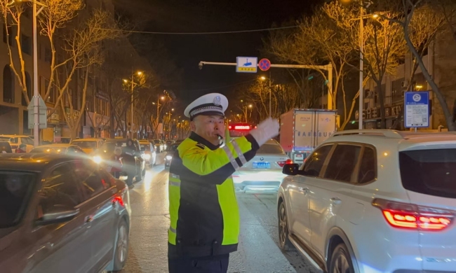 陕西靖边：护学“不打烊” 平安“不断档”