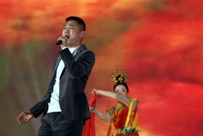 杨澜等众明星助力明伦公益年度盛典