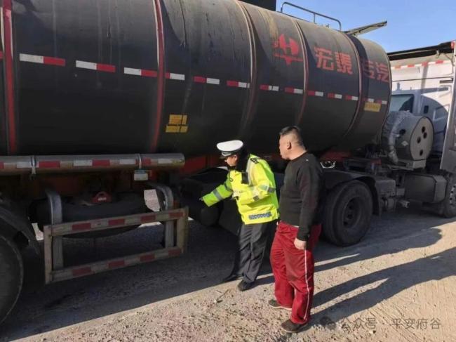 府谷县公安局交管大队严管“两客一危”筑牢安全防线