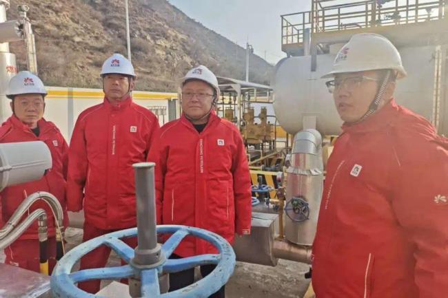 延长气田采气四厂厂长马东到生产一线检查指导安全生产工作