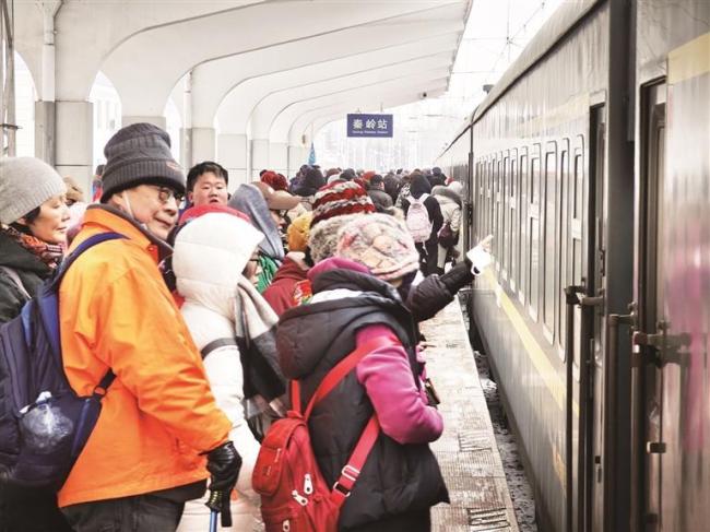 西安至秦岭 冰雪旅游专线“热”起来