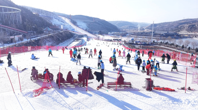陕西神木：碧麟湾冰上项目多点开花 解锁冰雪乐趣新体验
