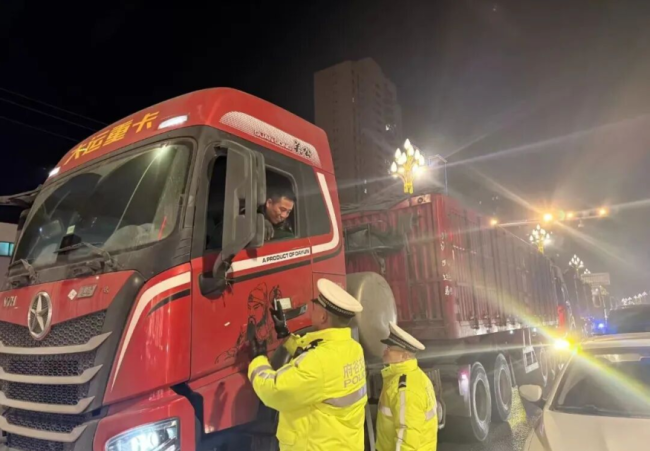 陕西府谷县公安局交管大队:整治G338城区段 守护平安畅通路