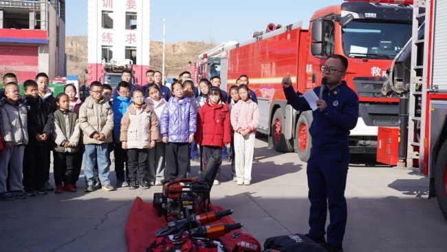 “消防零距离 安全伴童行”公益课堂走进榆林市横山区消防救援大队